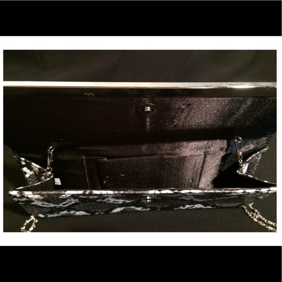 Faux Snakeskin Clutch/Chain Purse - SO GLAM - Picture 3 of 6